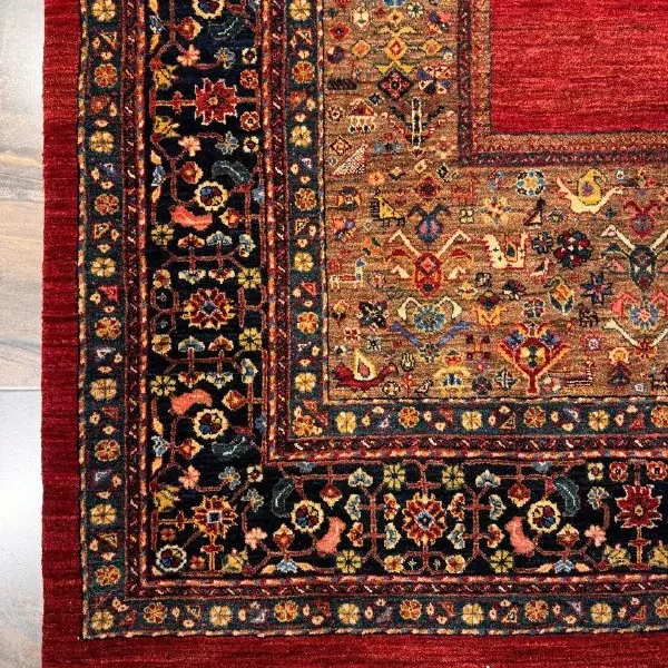 فرش دستباف قشقایی طرح هدیش کف ساده با پشم بهاره