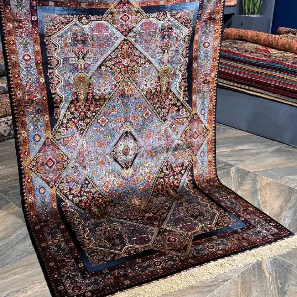 پرده ای ابریشمی امضادار