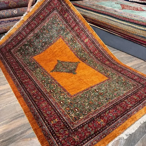 قالی طلایی دستباف